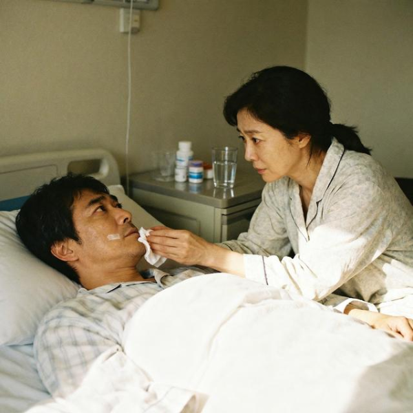 股票配资门户论坛 男子医院遇重病前妻，当场转53万救急，12天后前妻儿子送来一封信